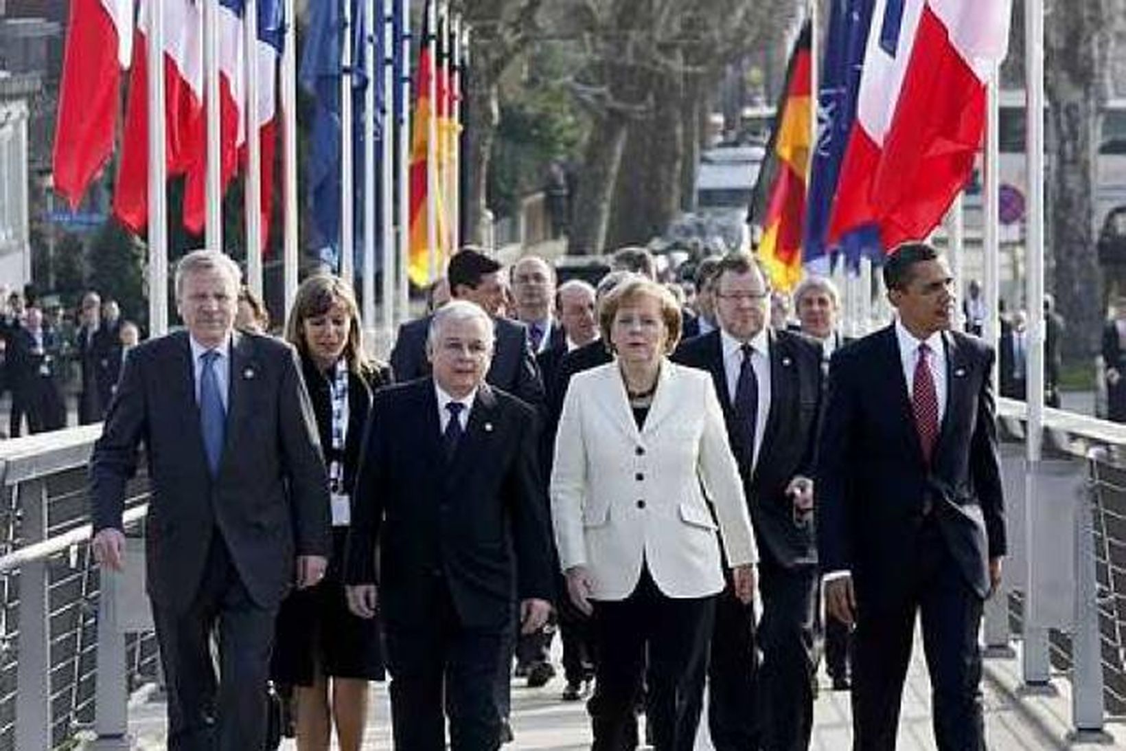 Leiðtogar NATO-ríkjanna í dag. Össur gengur á milli Angelu Merkel, …