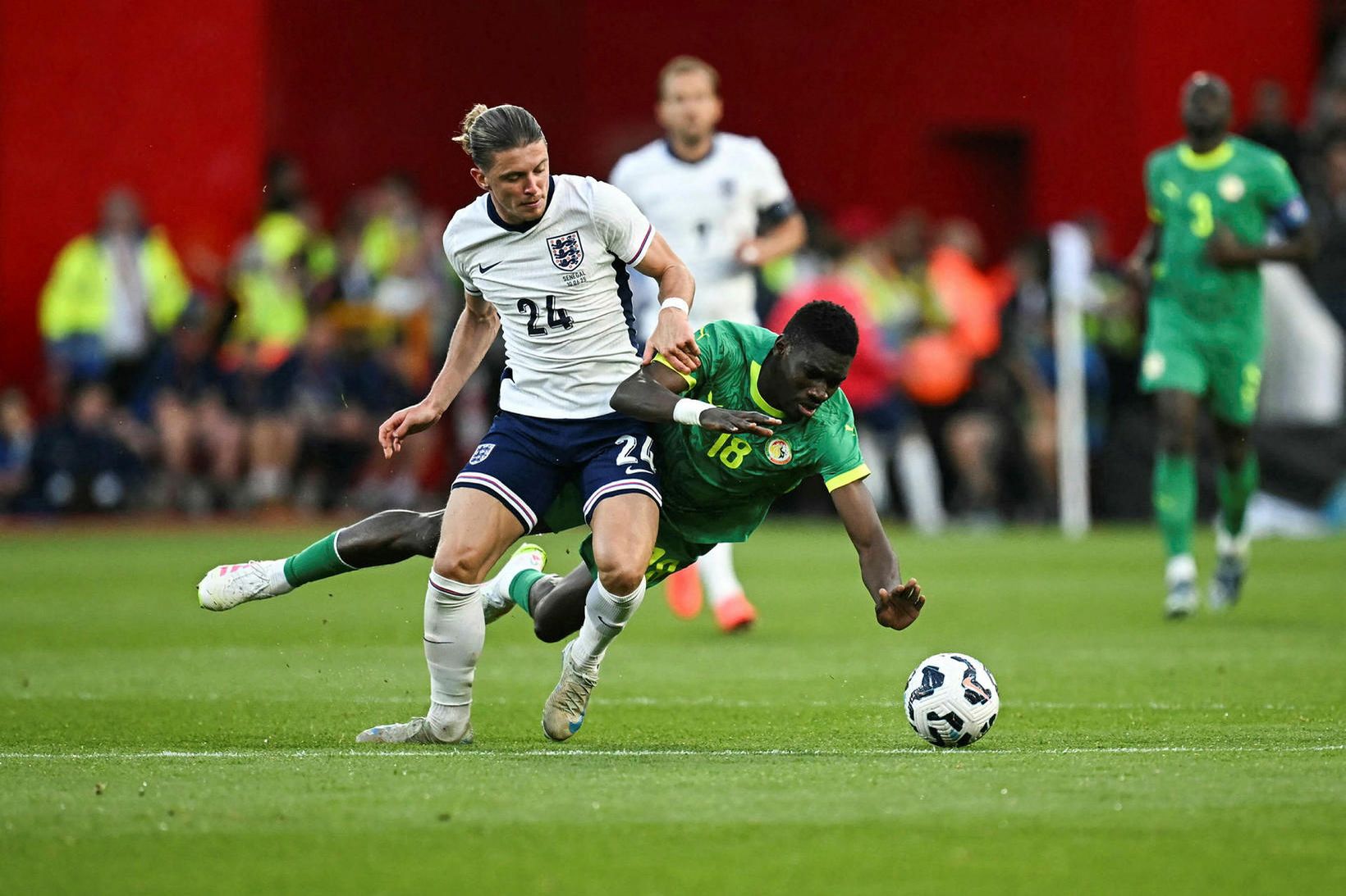 Conor Gallagher og Ismaila Sarr berjast í leiknum í gærkvöldi.