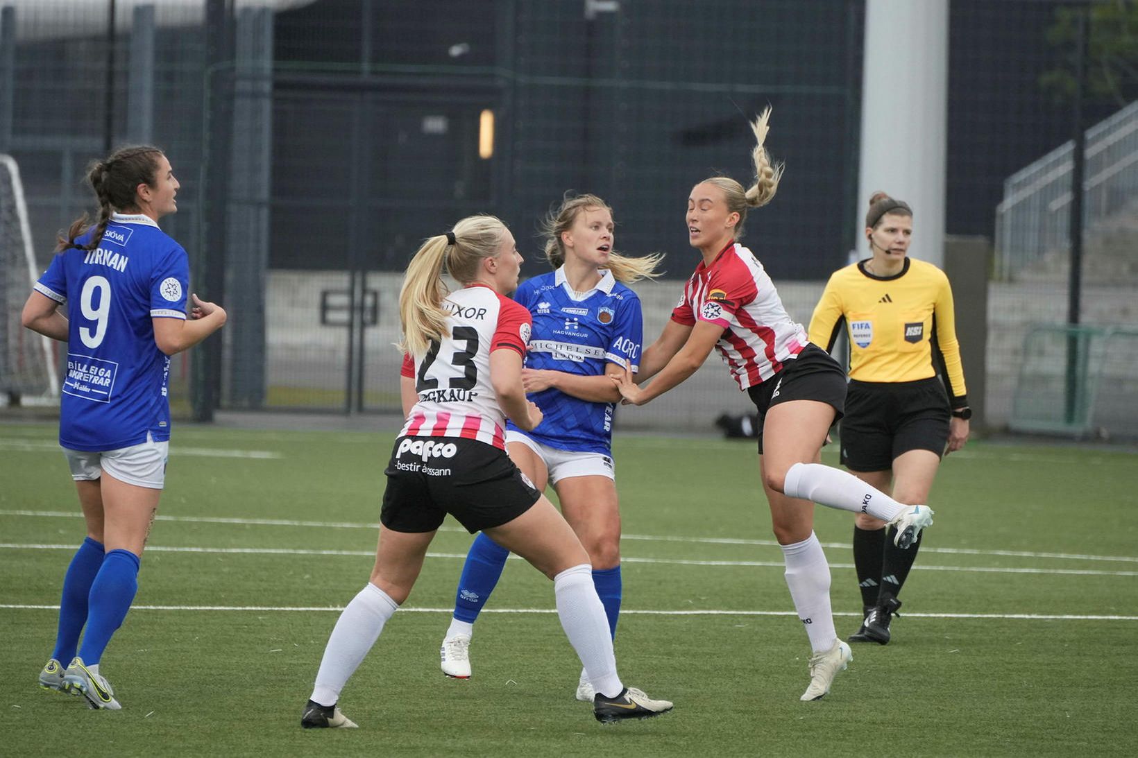 Mackenzie Smith og Álfhildur Rósa Kjartansdóttir í baráttunni í kvöld.