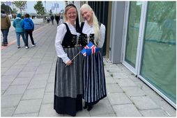 Hér má sjá Sólrúnu í búningi ömmu sinnar og Emily Lehman, klædda búningnum sem Sólrún …