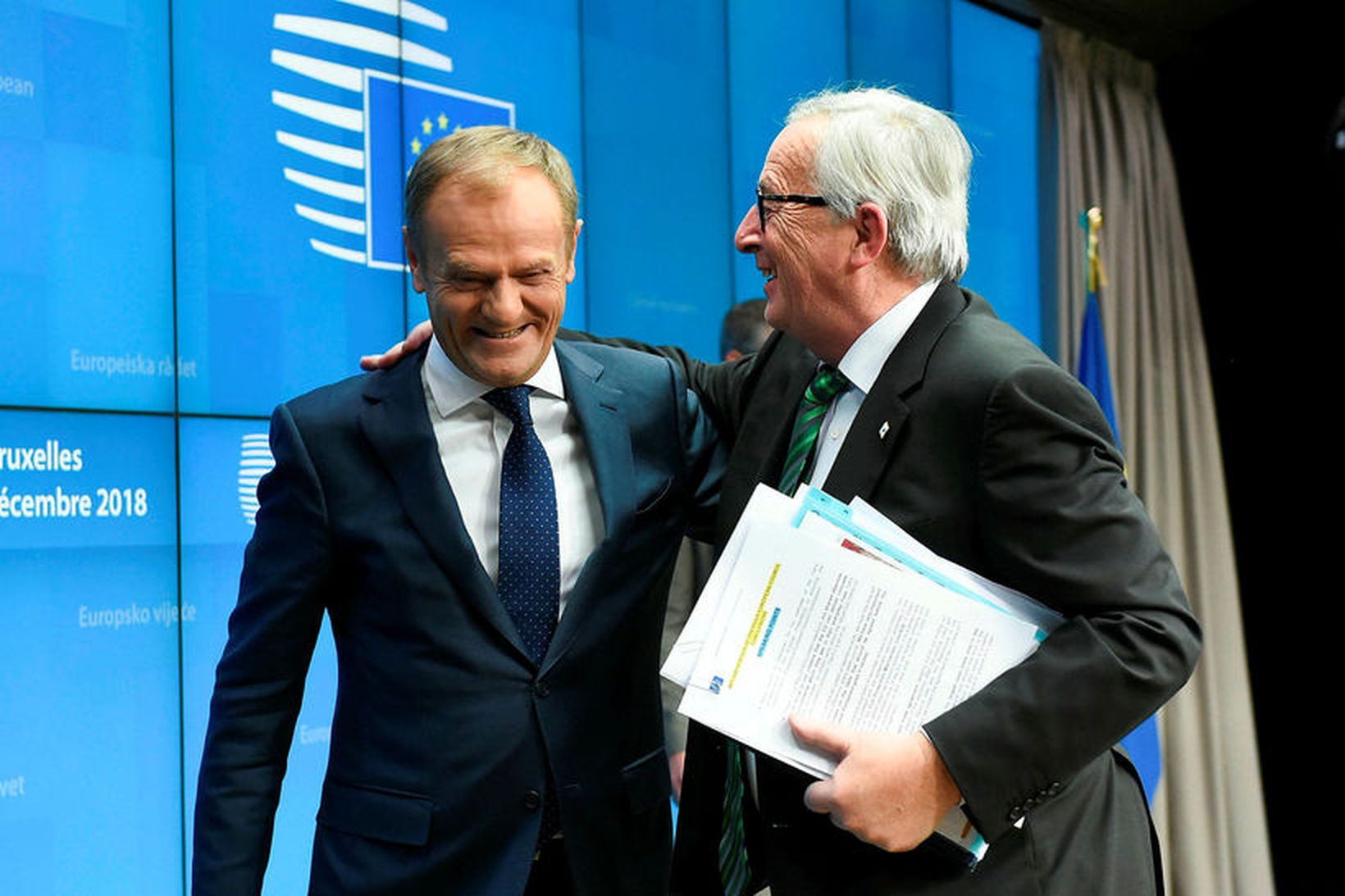 Jean Claude Juncker og Donald Tusk á sameiginlegum blaðamannafundi varðandi …