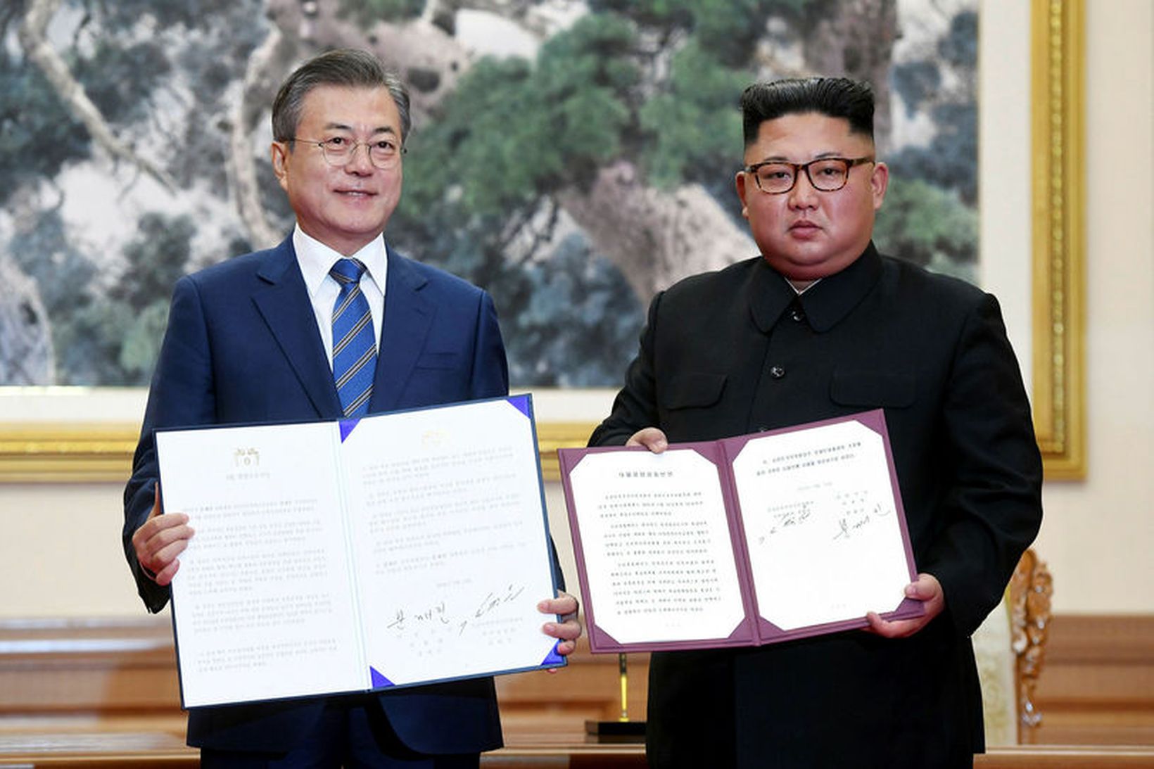 Moon Jae-in, forseti Suður-Kóreu, og Kim Jong-un, leiðtogi Norður-Kóreu, stilla …