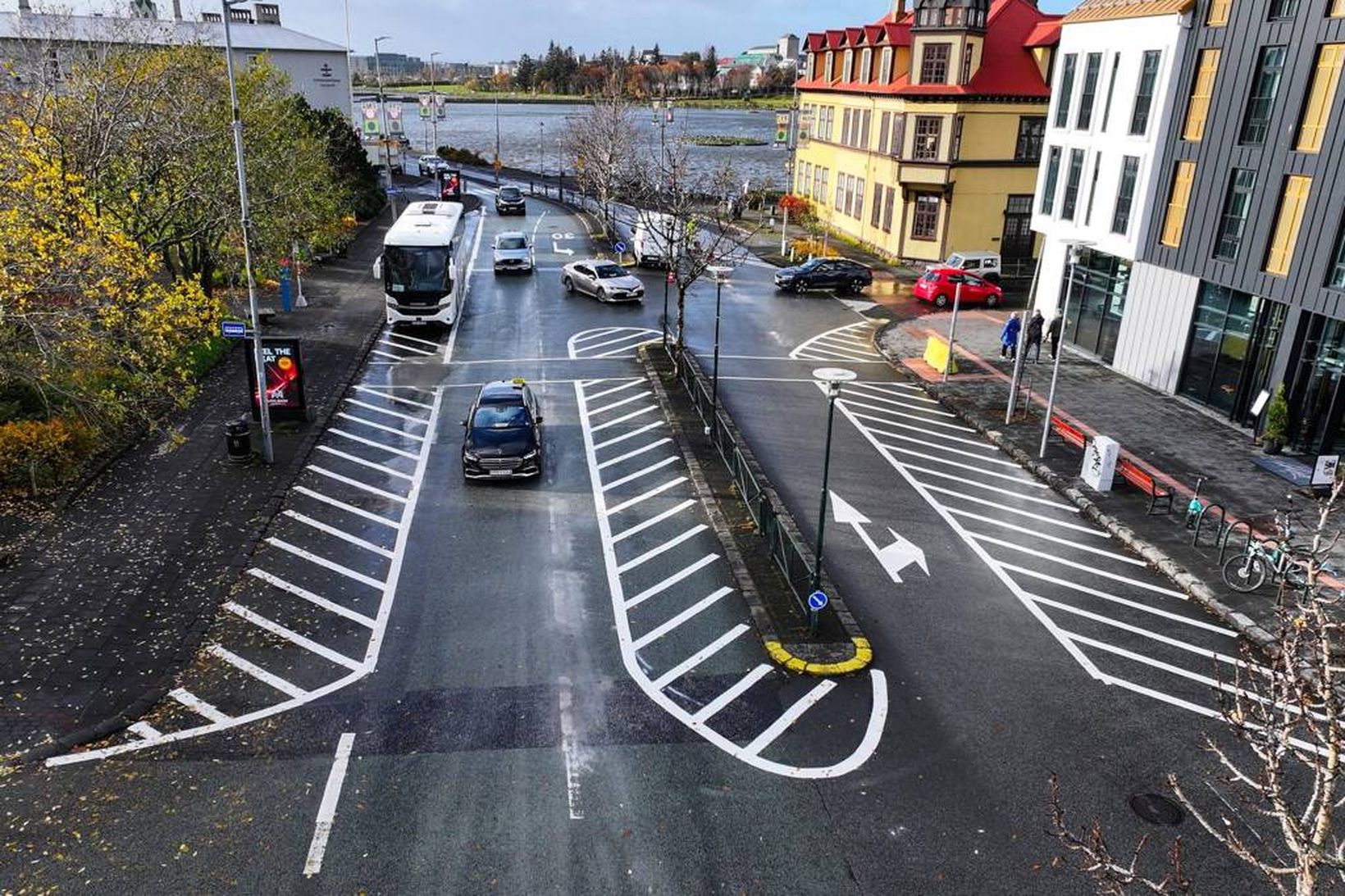 Þrengingin er afmörkuð með hvítum strikum og tekur af akreinar, …