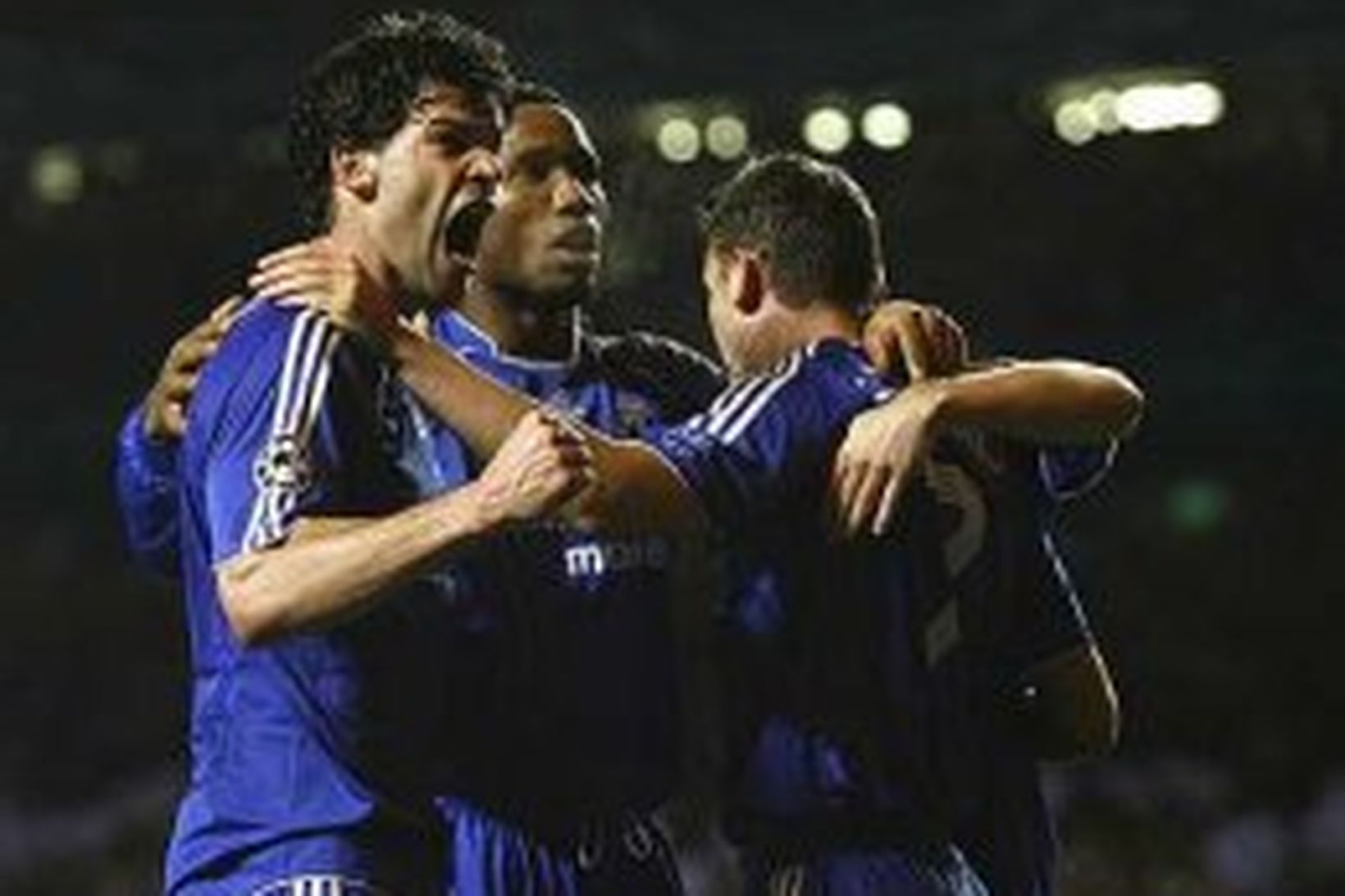 Michael Ballack fagnar sigurmarki sínu fyrir Chelsea ásamt félögum sínum.