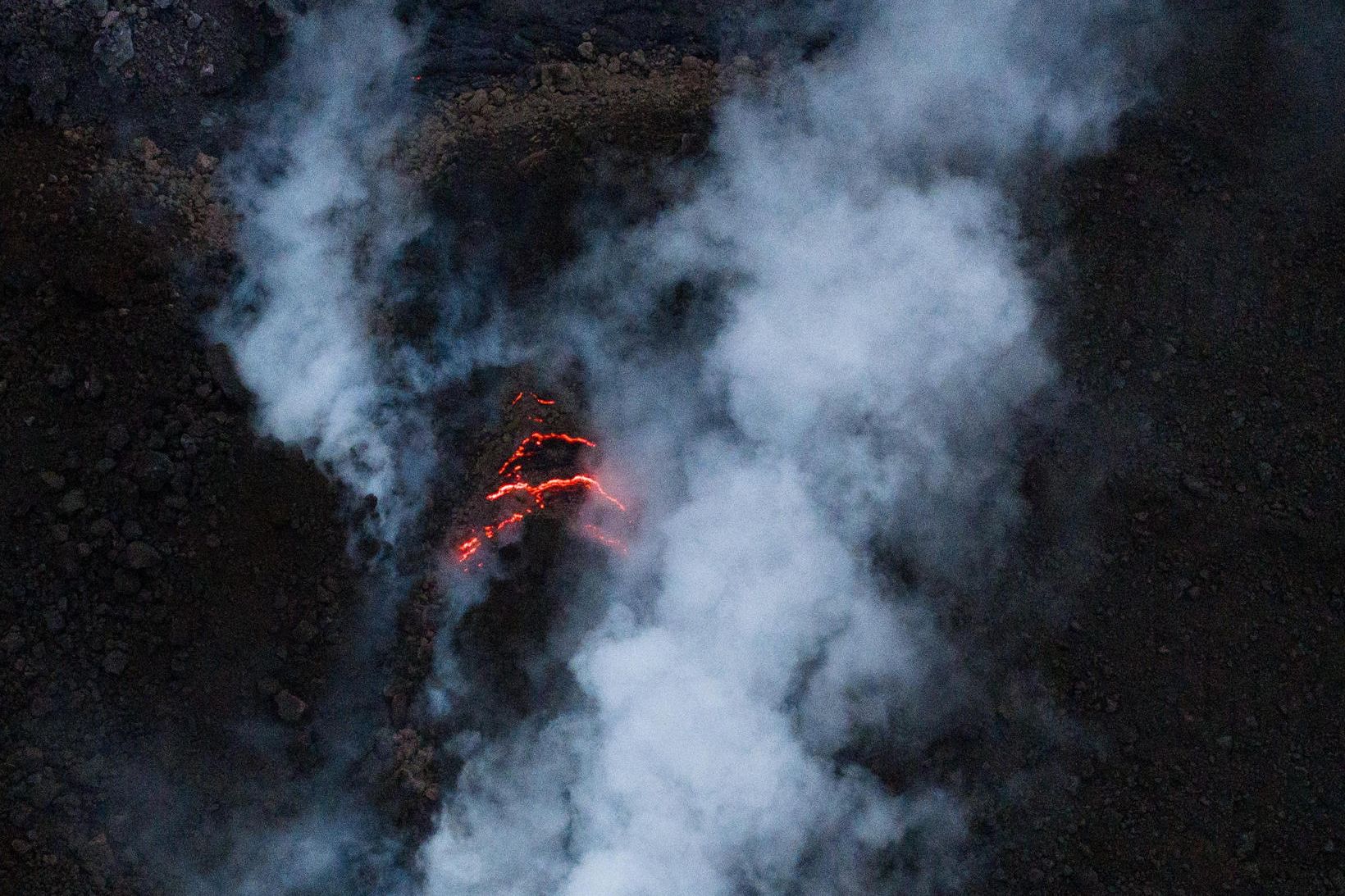 Slökkviliðsmenn í Grindavík hafa slegist við rjúkandi hraunið sem skreið …