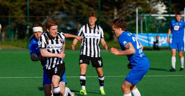 KR-ingurinn Alexander Helgi Sigurðarson með boltann í leiknum í kvöld.