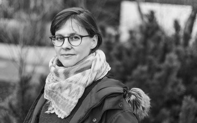 Gestir segir frá viðskiptafræðingnum Unni sem fær óvænta heimsókn frá læðunni Edit. Í kjölfarið fer …