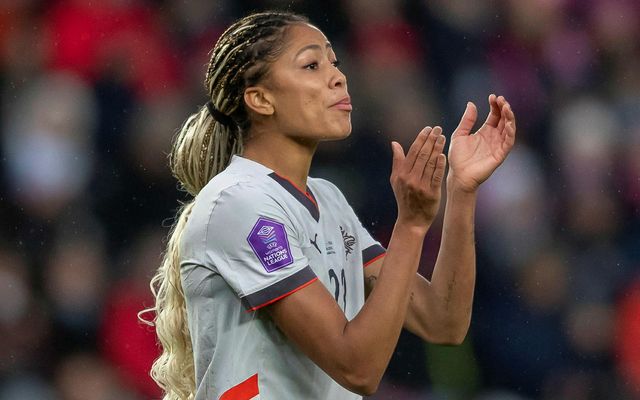 Sveindís Jane Jónsdóttir þakkar fyrir stuðninginn eftir leikinn í kvöld.