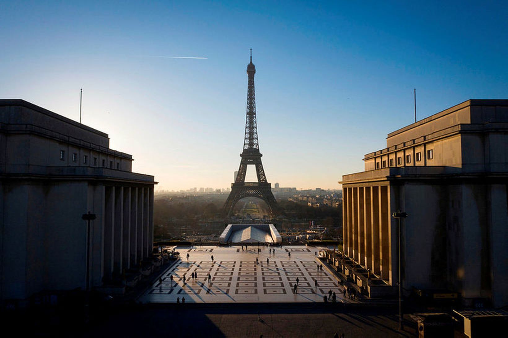Horft yfir á Eiffel-turninn frá Parvis des droits de l'Homme …