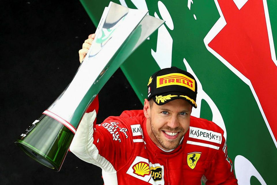 Sebastian Vettel hampar sigurlaunum í Montreal í kvöld.