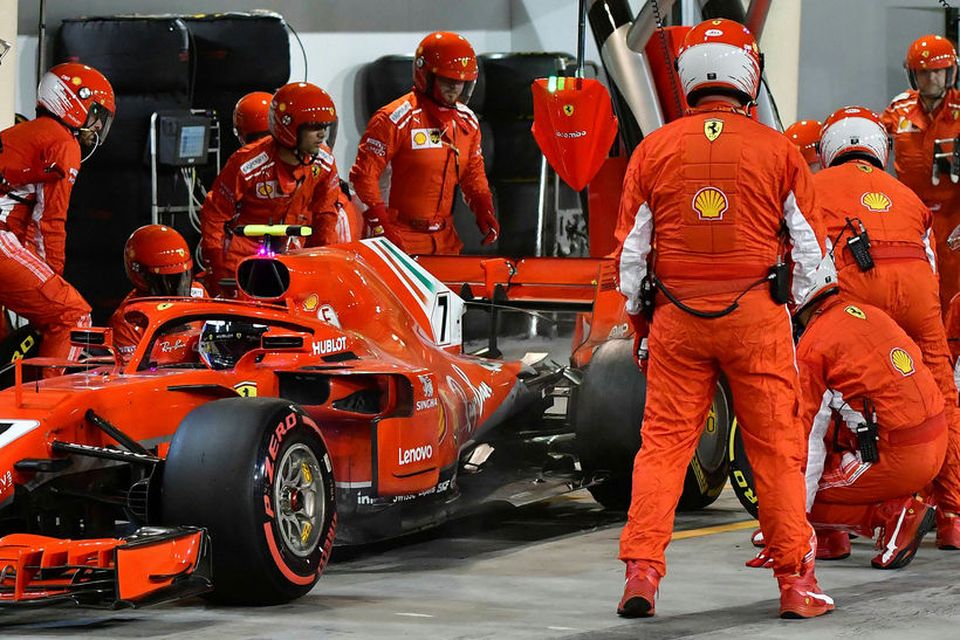 Skipt um dekkin á Ferrarifák Kimi Räikkönen. Augnabliki seinna slasaðist einn dekkjamanna liðsins.