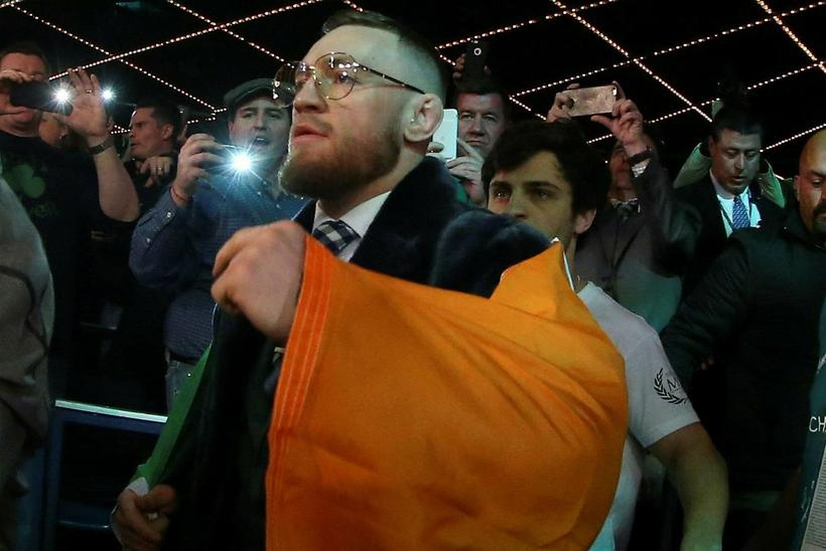 Conor McGregor er tilbúinn að berjast við Floyd Mayweather.