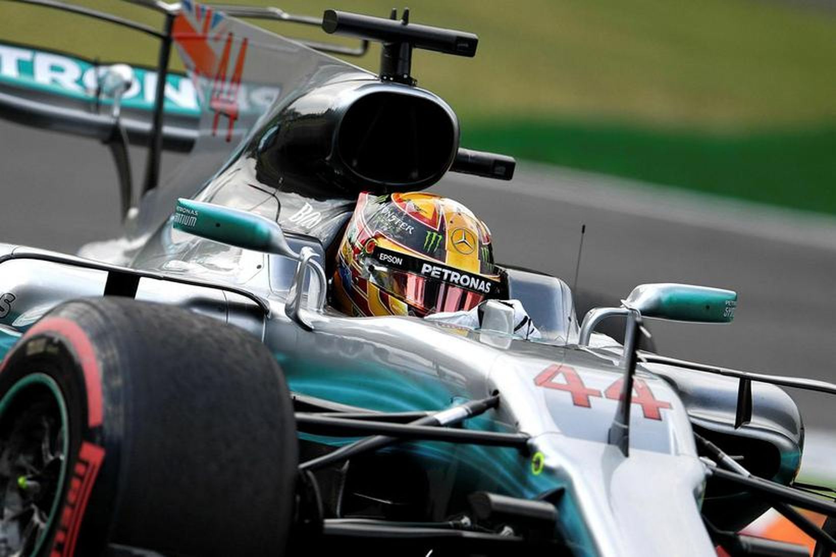 Lewis Hamilton á ferð á æfingu í Monza í dag.