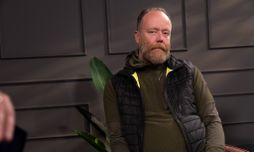 „Heldur því fram að hann hafi orðið undir bílnum“