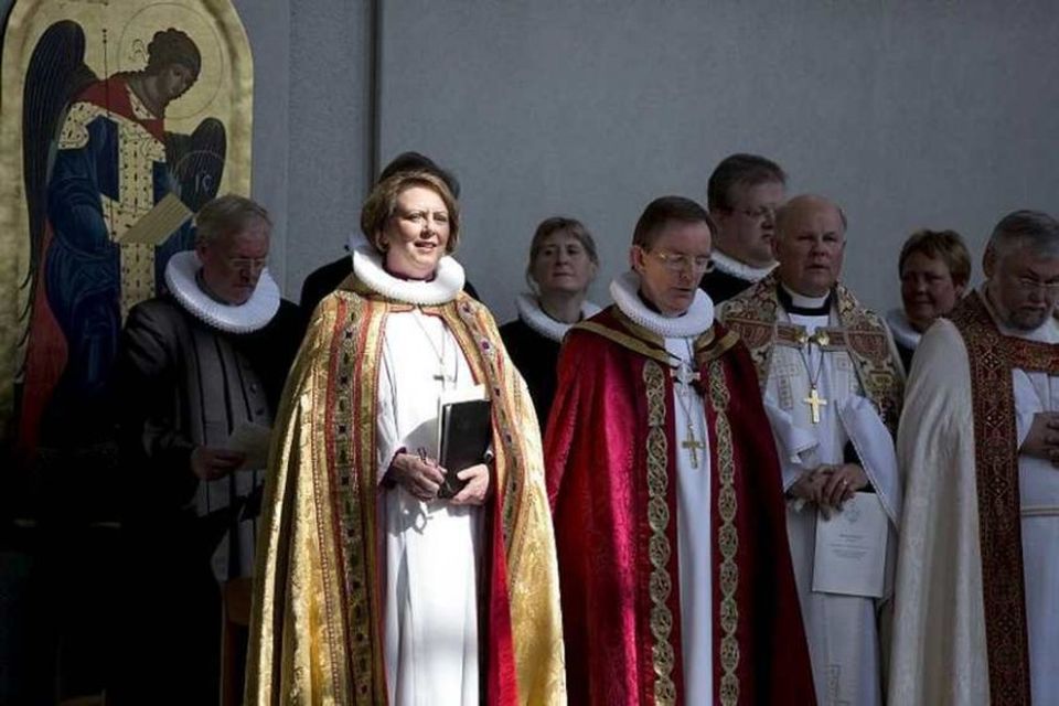 Sólin baðaði séra Agnesi M. Sigurðardóttur, nývígðan biskup Íslands, við biskupsvígsluna í Hallgrímskirkju.