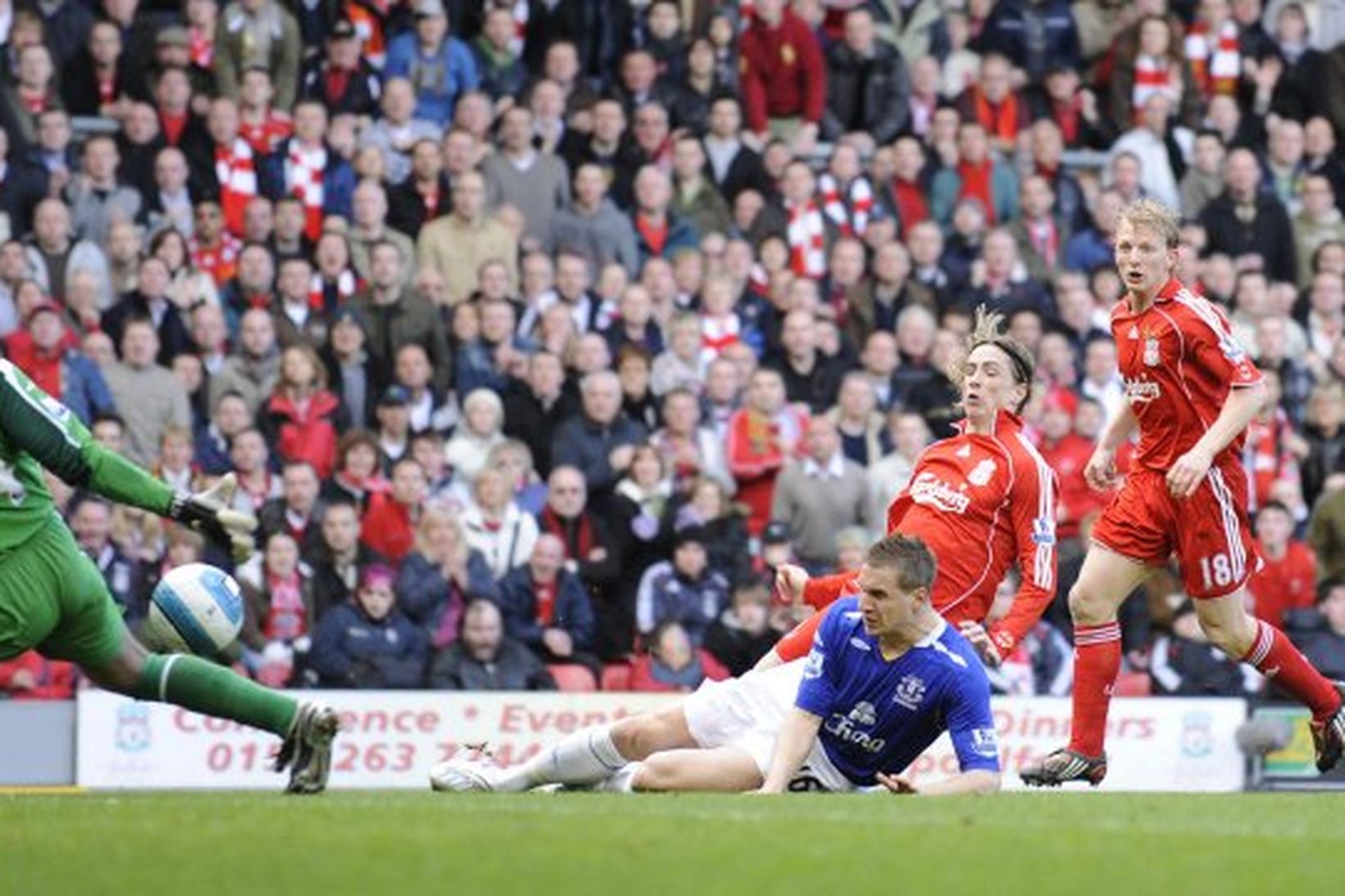 Fernando Torres skorar sigurmarkið gegn Everton á Anfield í dag.