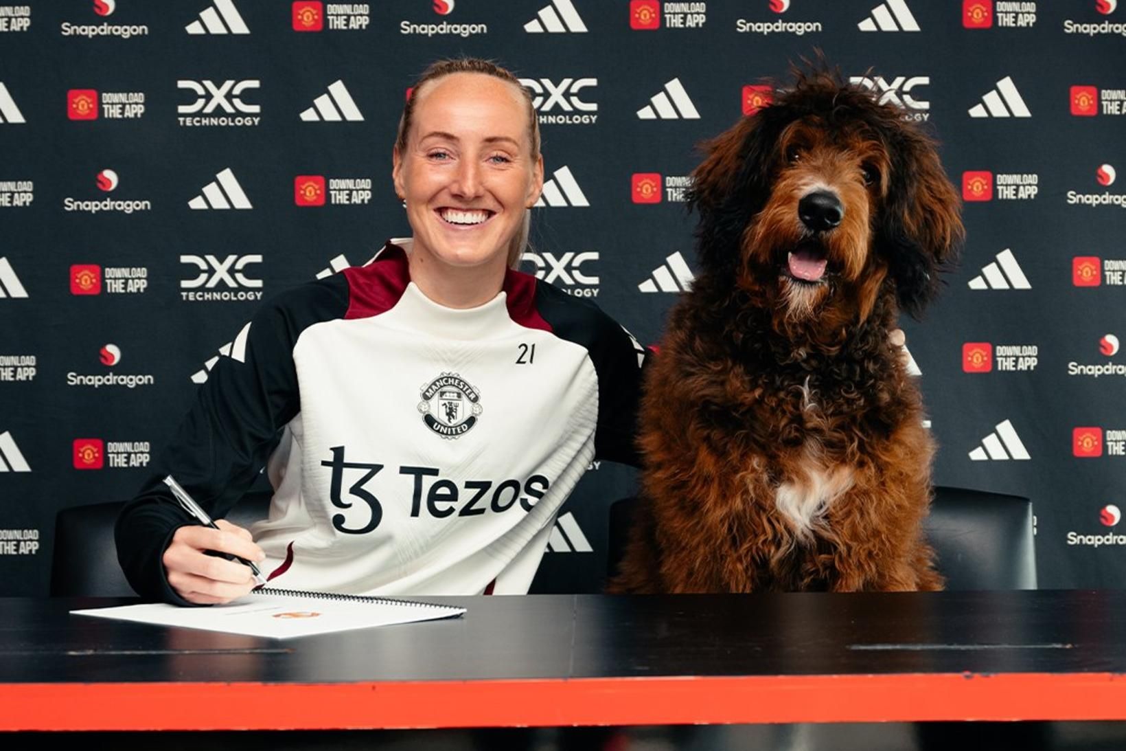 Millie Turner og Pongo alsæl við undirskriftina.
