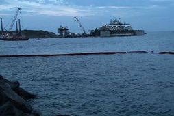 Costa Concordia flýtur á ný