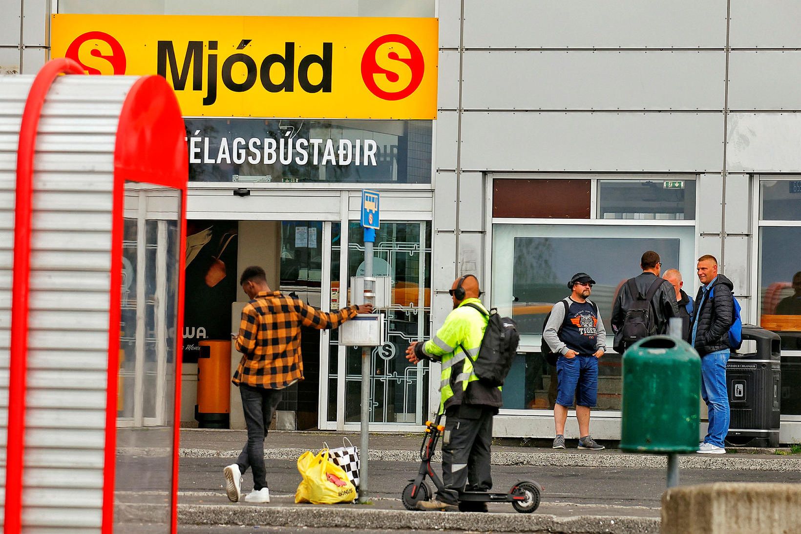 Mennirnir tveir hafa verið að halda sig til í Mjóddinni …