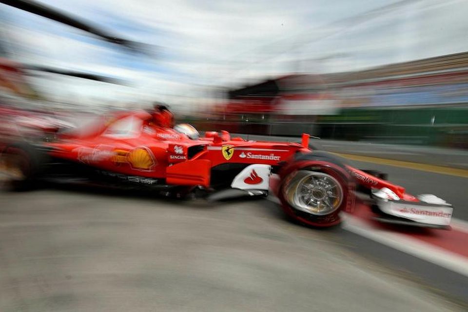 Sebastian Vettel leggur af stað í aksturslotu í Melbourne