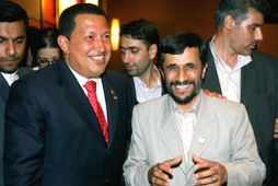 Hugo Chavez, forseti Venesúela, og Mahmoud Ahmadinejad Íransforseti á fundi leiðtoga Afríkusambandsins í Gambíu á …