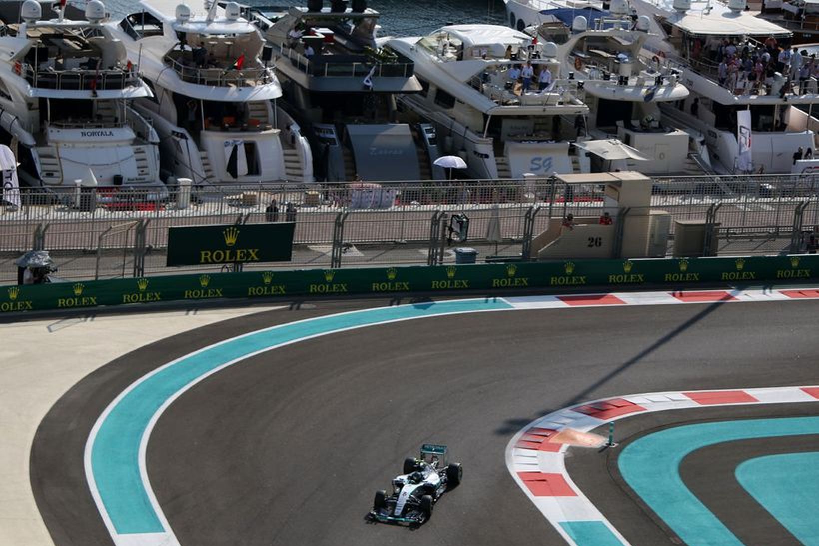 Nico Rosberg á ferð í Abu Dhabi þar sem hann …