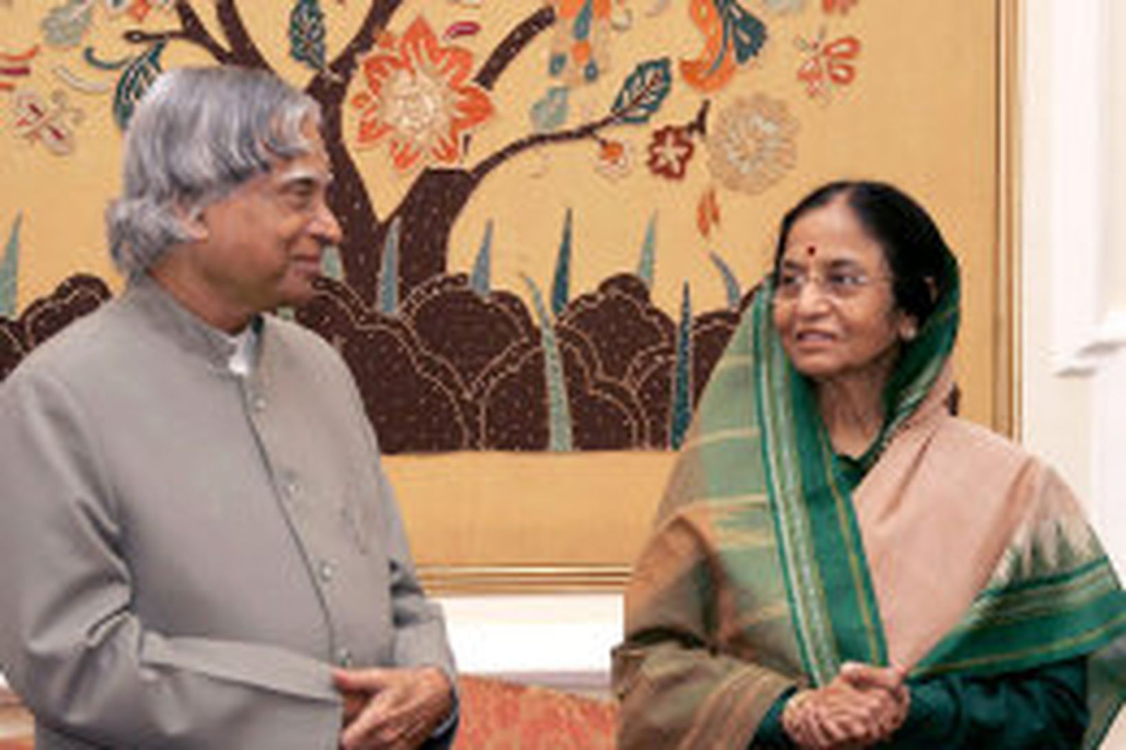 Pratibha Patil og mótframbjóðandinn Abdul Kalam í gær.