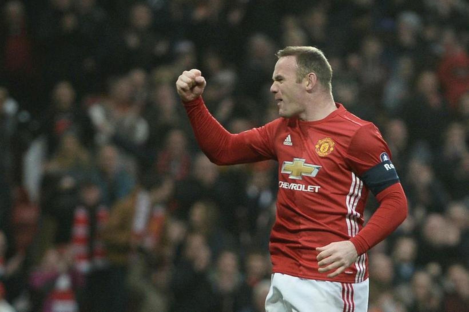 Wayne Rooney fagnar marki sínu í dag.