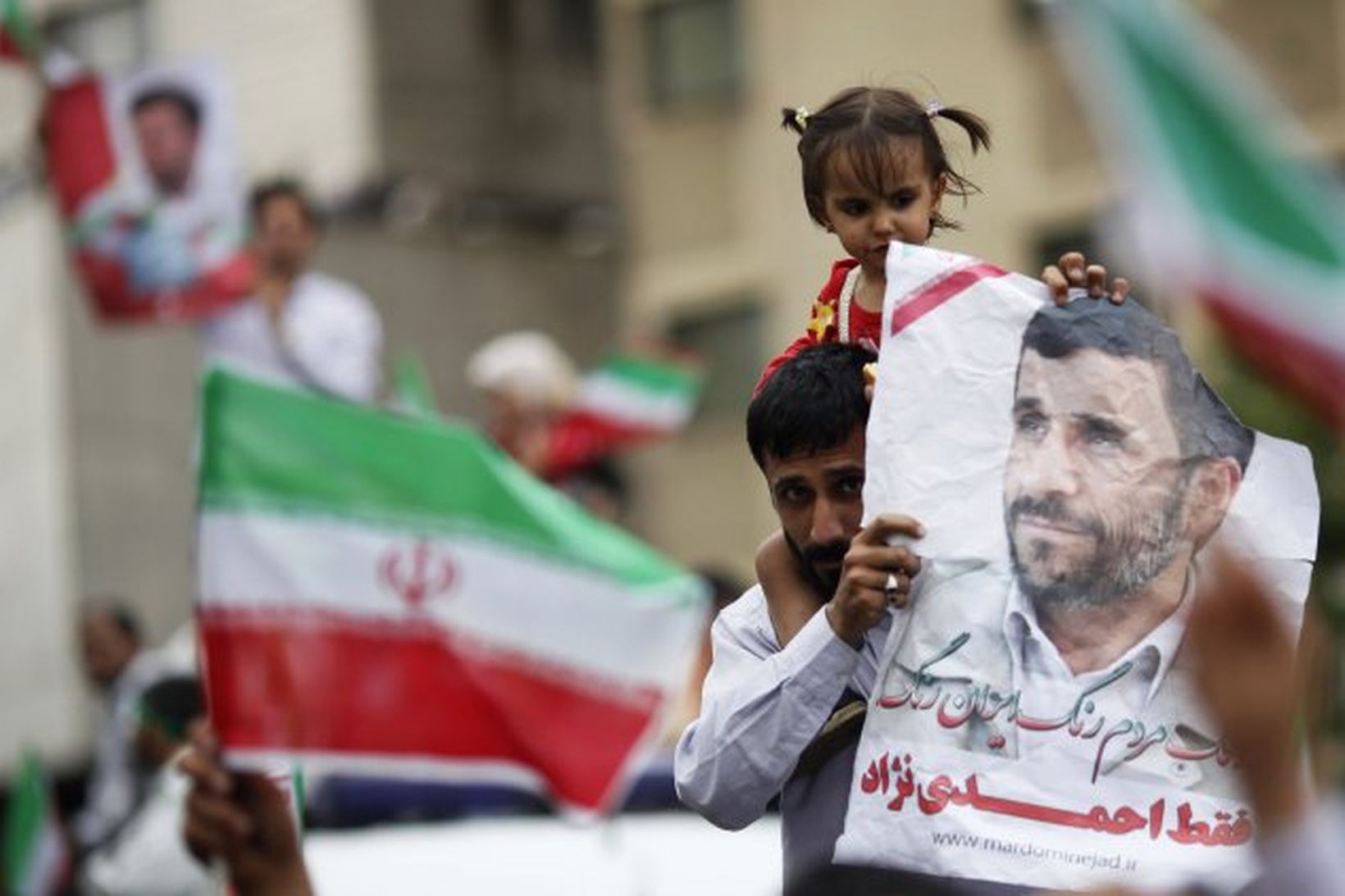 Stuðningsmenn Mahmouds Ahmadinejads Íransforseta hafa fjölmennt út á götur höfuðborgarinnar …