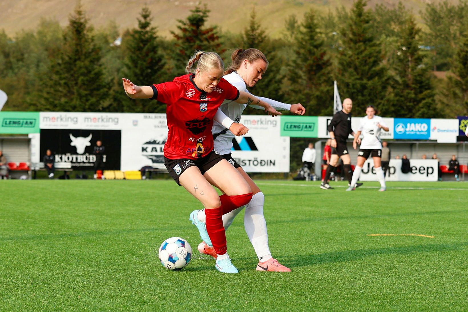 Þorbjörg Jóna Garðarsdóttir og Eydís María Waagfjörð eigast við í …