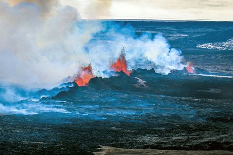 Þessi mynd er tekin á fyrstu dögum gossins þegar allt var að gerast. Jörðin bókstaflega …