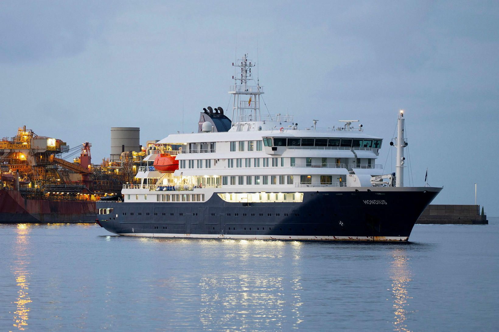 Skipið komið til Tenerife