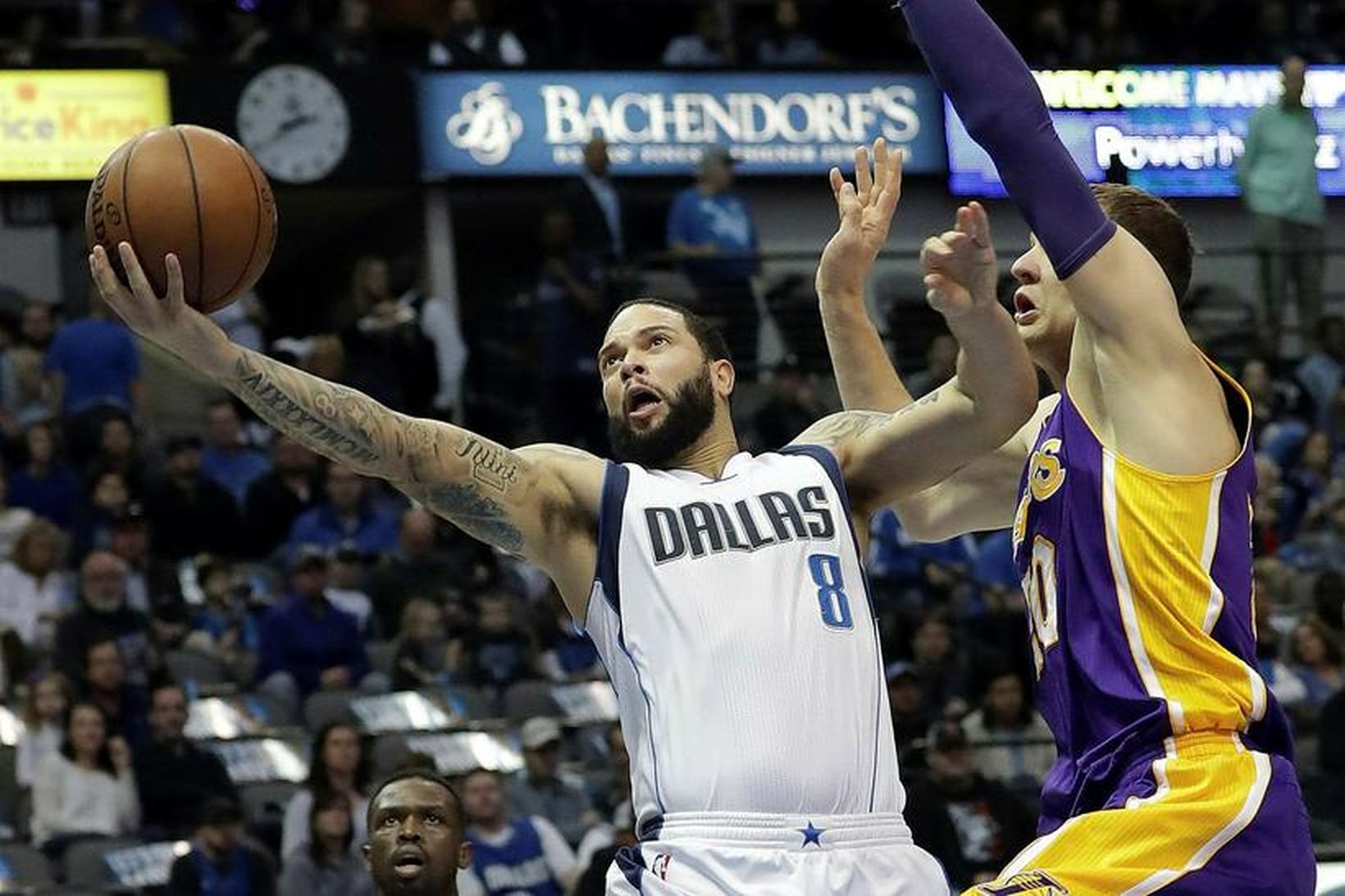 Deron Williams í liði Dallas Mavericks er hér gegn Timofey …