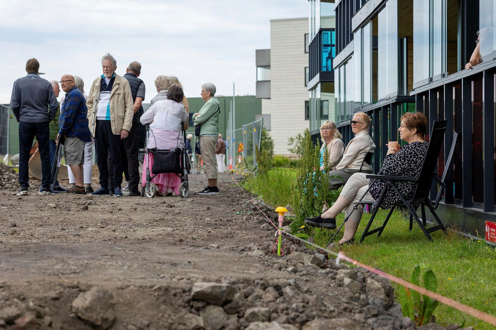 Eins og sjá má kemst einn garðstóll milli heimila íbúanna …
