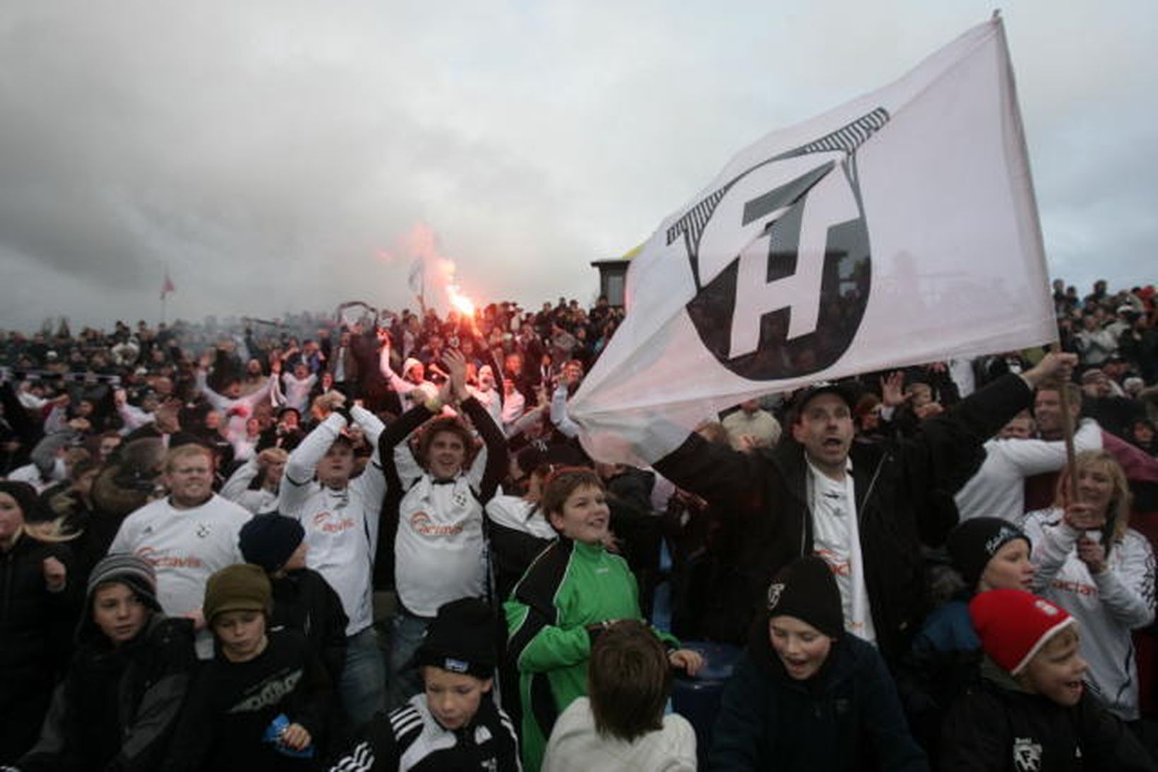 FH-ingar fagna Íslandsmeistaratitlinum í leikslok á Fylkisvelli.