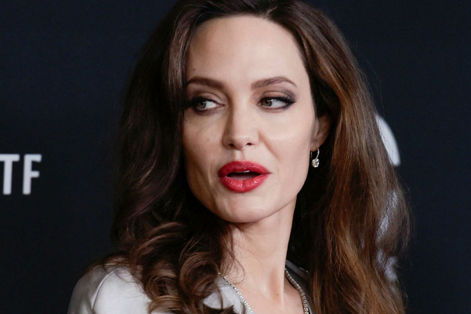Angelina Jolie vildi hjálpa móður sinni með leiklstarpeningunum.