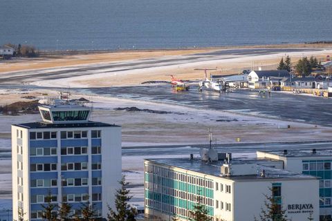 Reykjavíkurborg þráaðist við að fella tré í Öskjuhlíð, sem leiddi til lokunar austur/vestur-flugbrautarinnar á Reykjavíkurflugvelli.