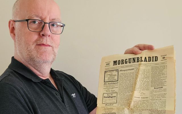 Kjartan Friðrik Adolfsson með eintak af fyrsta tölublaði Morgunblaðsins sem var prentað árið 1913.