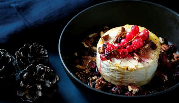 Vegan Camembert með hlynsírópi, pekanhnetum og rifsberjum