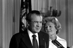 Nixon og Pat, eiginkona hans, þegar hann kvaddi starfsfólk Hvíta hússins eftir afsögn sína í …