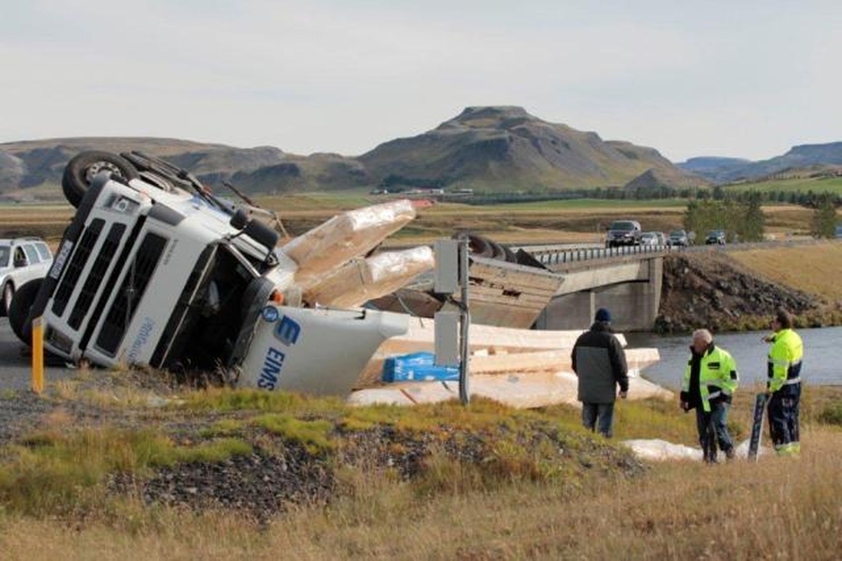 Litlu munaði að vörubíllinn færi fram af brúnni yfir Stóru-Laxía …