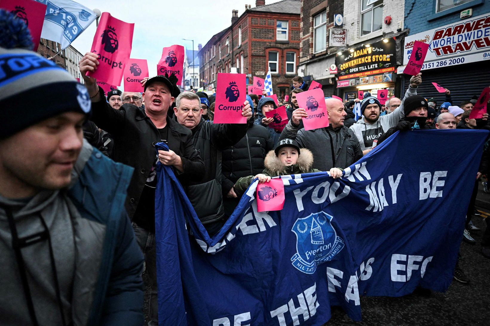 Stuðningsmenn Everton mótmæla stigafrádrættinum sem liðið fékk fyrr í mánuðinum.