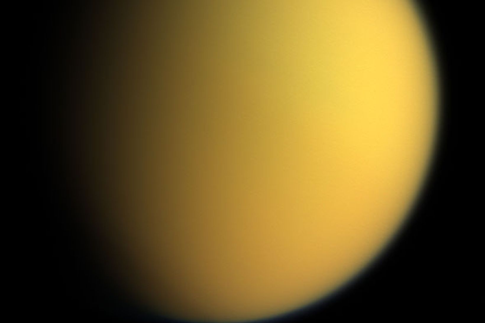 Mynd Cassini af tunglinu Títan árið 2005. Tunglið er hjúpað …