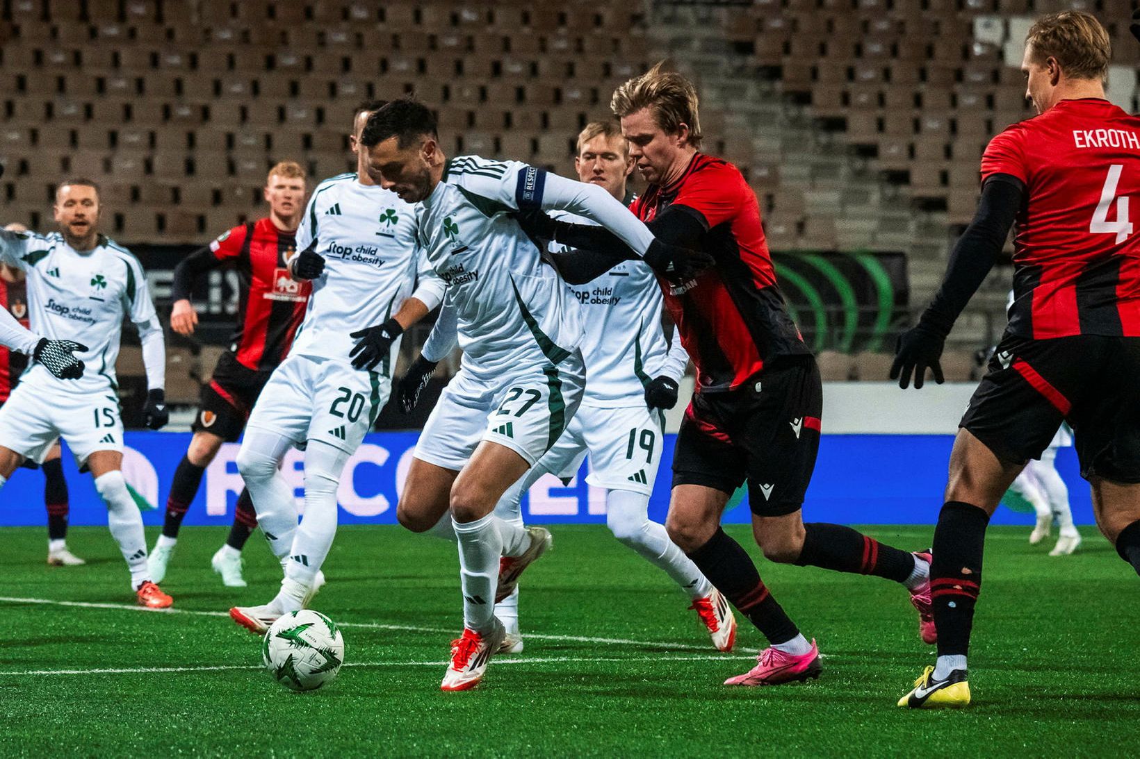 Erlingur Agnarsson sækir að Giannis Kotsiras í leiknum í kvöld.