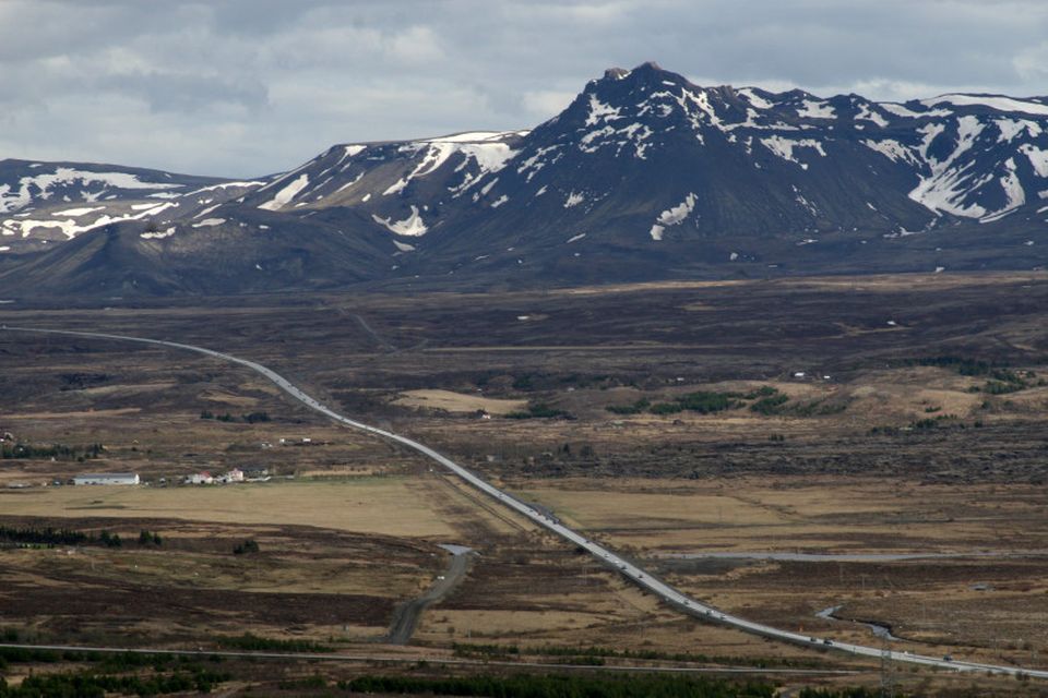 Horft til austurs að Vífilsfelli. Suðurlandsvegur er beint strik eftir miðri mynd.