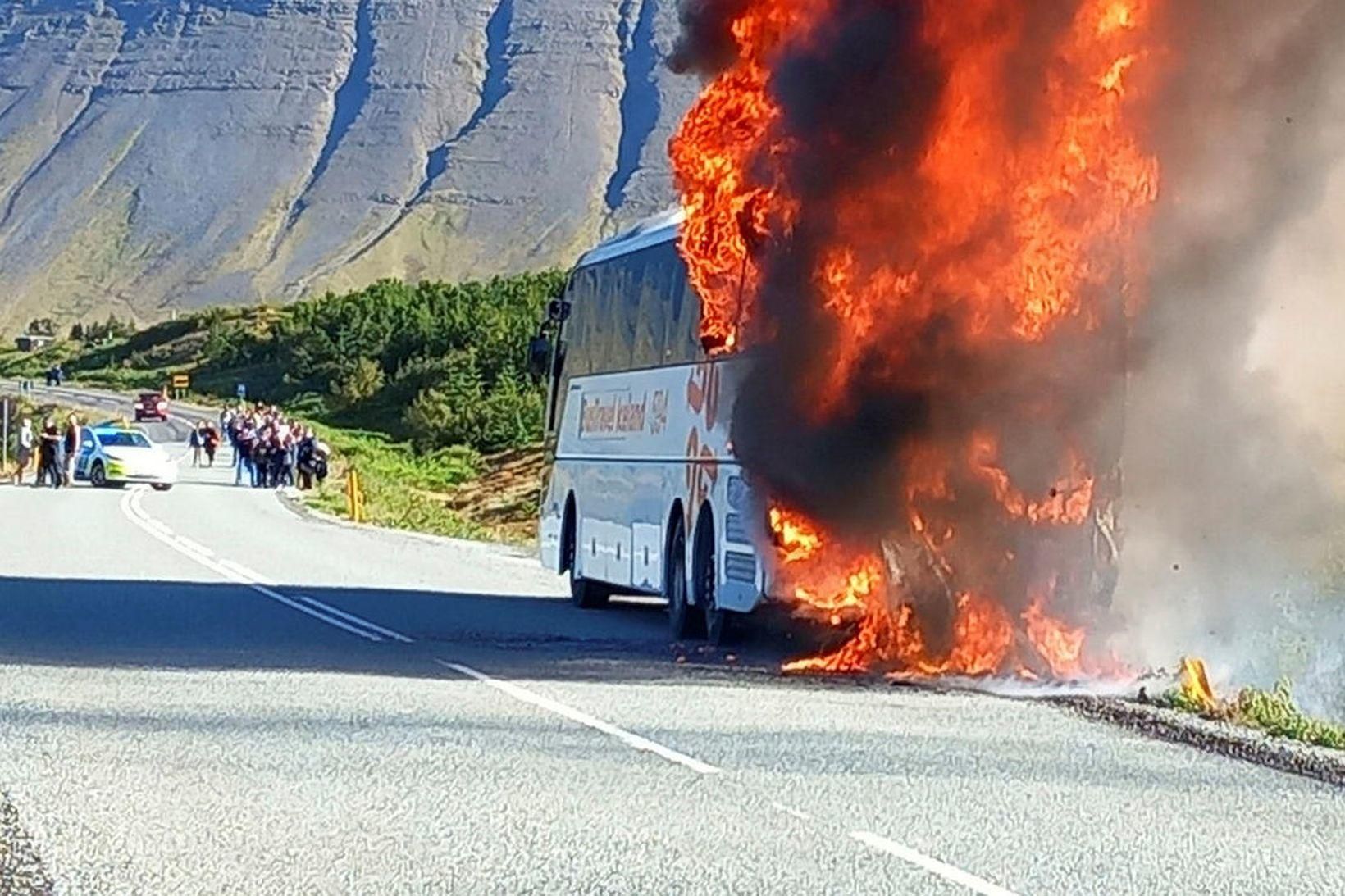 Langferðabifreiðin sem varð alelda í Skutulsfirði.