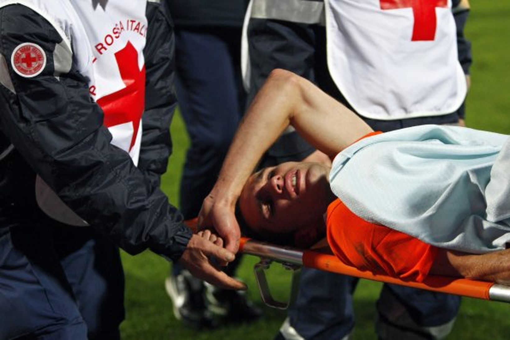 Robin van Persie borinn af velli í Pescara.