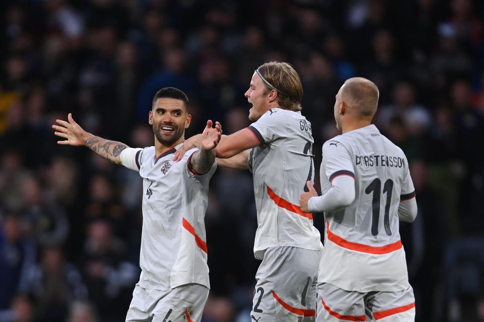 Guðlaugur Victor Pálsson fagnar eftir að hafa skorað þriðja mark Íslands sem gerði í raun …