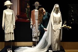 Sex brúðarkjólar úr Downton Abbey eru til sýnis í London.