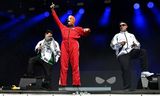 Mo Chara, Móglaí Bap og DJ Próvaí á sviðinu á Glastonbury.